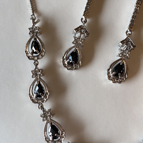 Costume jewelry set never worn silver black set - Picture 8 of 8